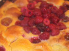 Clafoutis sucrés aux framboises et aux pêches