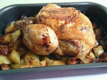 Poulet au four aux herbes sur lit de pommes de terre