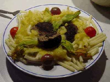 Macaronis à la sauce de tomates jaunes