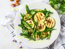 Salade de courgettes grillées, roquette et noisettes