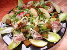 Salade colorée au pain d'épice croustillant