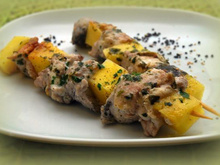 Brochettes de Barracuda à l'ananas, graines de sésame et sel noir volcanique