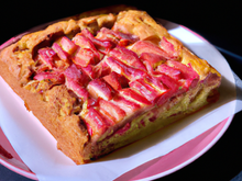 Cake sans beurre à la rhubarbe et à la fraise