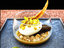 Transparence de banane et noix de coco caramélisé, et son espuma d'avocat et tonka