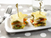 Club sandwich aux Petits Coraya, crème de maïs et poivrons