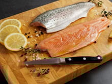 Deux fois moins gras et un tiers moins cher que le saumon, ce poisson est l’alternative idéale pour votre repas de Noël