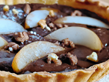 Tarte au chocolat, poudre de noisettes et poires