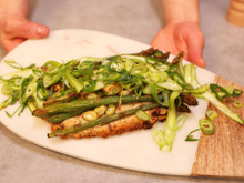 Tarte fine aux asperges, noisettes et oignons nouveaux