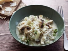 On mange quoi ce lundi 13 octobre ? Un délicieux risotto de poulet aux champignons super facile à faire