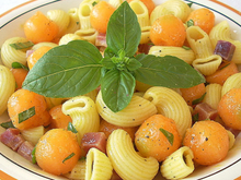Pâtes fraîcheur au melon, jambon de Parme et basilic