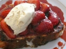 Gâche vendéenne cloutée au chocolat et fraises caramélisées