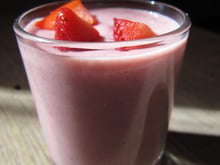 Fraises au lait de coco et dattes