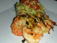 Crevettes au basilic à la crème d'avocat