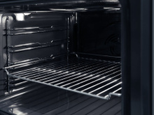 Grille du four encrassée : les solutions efficaces pour la nettoyer facilement