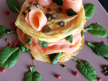 Milles feuilles de saumon fumé et st jacque , sauce parfumé aux baies rose