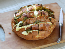 Pain apéro à effeuiller pesto et Cantal