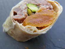 Bouchées "coin-coin": Roulés de confit de canard en crêpe de pain d'épice, gourmandises sucré-salées