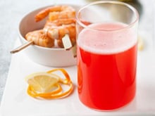 Freix Scarlett et ses brochettes de crevettes à l'ail et au citron