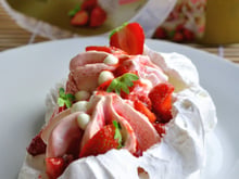 Vacherin express à la glace Carte d'Or® façon glacier fraise et morceaux de meringue