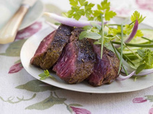 Onglet grillé, sauce barbecue et salade d'herbes
