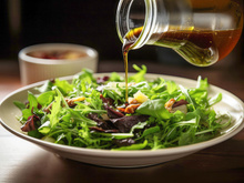 Vous pensez bien assaisonner votre salade verte ? Selon cette ancienne revue, on fait tous la même erreur