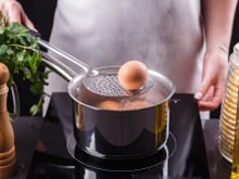 Comment éviter que la coquille des œufs se craquelle durant la cuisson ?