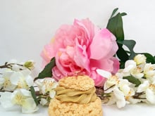 Choux craquelin à la pistache, à la vanille et à la framboise