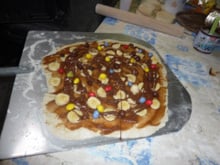 Pizza sucrée marron et chocolat