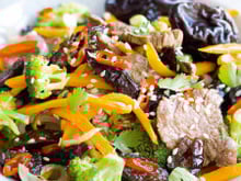 Bœuf sauté aux pruneaux et à la coriandre