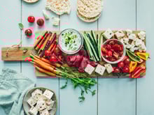 Voici une idée de planche apéritive légère, idéale quand il fait chaud !