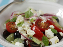 Salade grecque à la bûchette de chèvre affinée