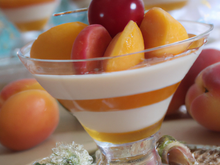 Verrine abricotine sur lit de fruits rouges