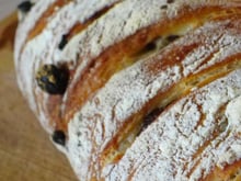 Pain de campagne pétri à la main aux noisettes et raisins