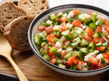 Connaissez-vous la pipirrana, la salade espagnole la plus rafraîchissante de l'été ?