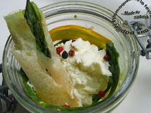 Verrines de languettes courgettes à l'oignon vert et citron, crème de fêta et brick d'asperge au vert d'ail frais