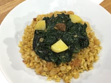 Curry végétarien aux épinards et blé tendre aux raisins blonds