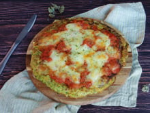 Pizza de courgettes sans pâte farcie à la mozzarella