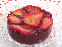 Aspics de fraises au vin épicé