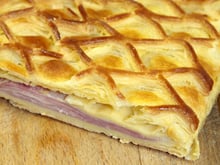 “Ultra-confort, délicieux, addictif !” : François-Régis Gaudry partage une recette de feuilleté jambon-fromage à tester sans hésitation