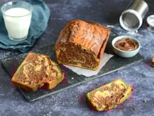 Quatre quart marbré au yaourt à la grecque et au chocolat
