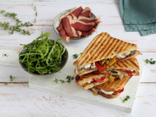 Croque monsieur au Magret de Canard fumé, légumes rôtis et fromage de chèvre