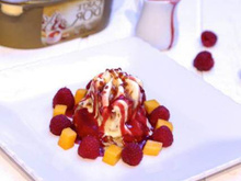 Brioche perdue, crème glacée Carte d'Or® façon glacier vanille et noix de pécan, coulis de fruits rouges, framboises et mangue
