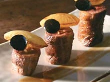 Tournedos d'oie fourré et rôti au foie gras, jus-sauce Périgueux, ovalines de pommes soufflées