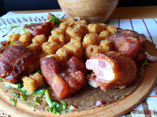 Epaule de cochon de lait cuite au miel, beignets savoyards