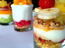 Verrine matinale : fruits frais, yaourt de qualité et granola au choix :