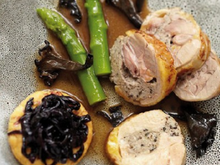 Emincé de dodine de pintade farcie aux trompettes de la mort, tatin d'oignons et ses pointes d'asperges