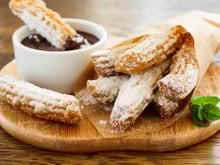 La gourmandise du week-end : faites d'irrésistibles churros avec la recette facile d’Hélène Darroze