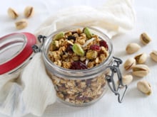 Granola maison aux pistaches, cranberries et noix de coco