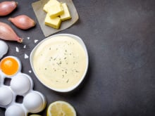 “Ma sauce préférée" : Philippe Etchebest livre les secrets pour préparer une bonne béarnaise qui accompagnera à merveille vos prochaines grillades au barbecue