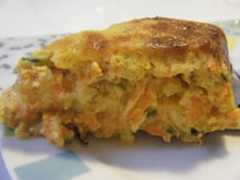 Quiche sans pâte et avec des carottes, courgettes, curry
